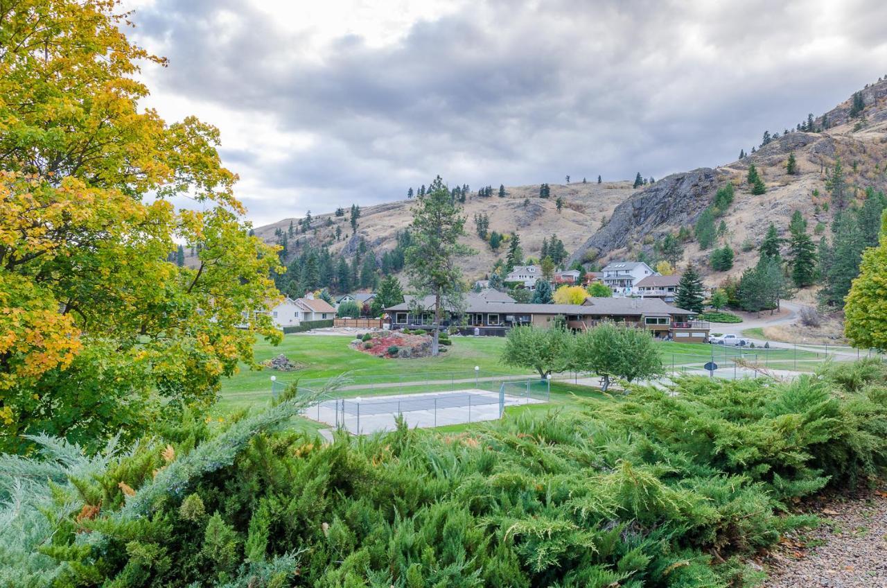 St Andrews By The Lake Golf Resort Kaleden エクステリア 写真